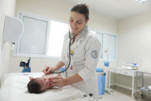 Médica cuidando de bebê